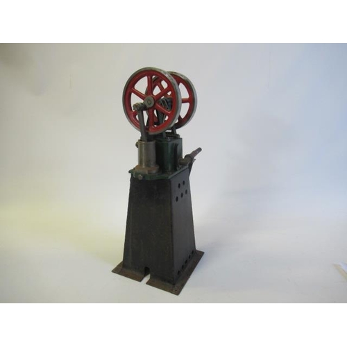 915 - Horizontal hot air engine, steel base, finished in red/green, 21