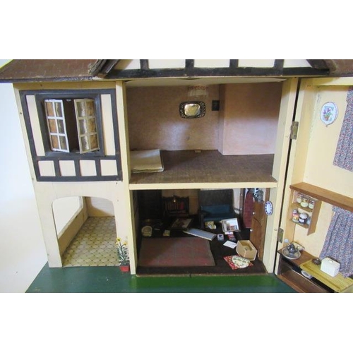 95 - A Triang doll's house and contents, late 1940s, the house with Triang label, metal windows, drive in... 