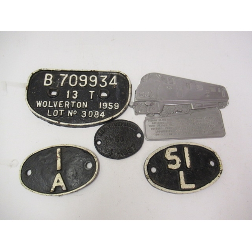 914 - Locomotive shed plates 1A and 51L wagon plate B709934, Genly repair plate 4-1957 and an aluminium ca... 