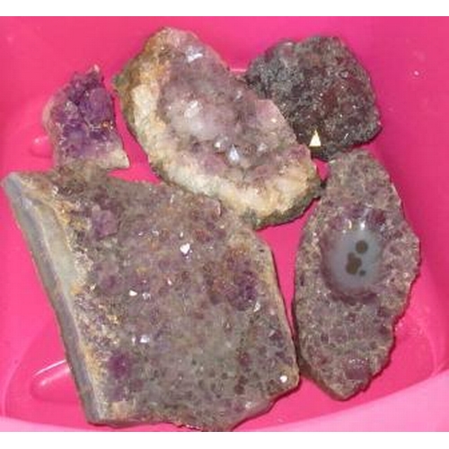 80 - TUB OF AMETHYST AND OTHER GOEDES