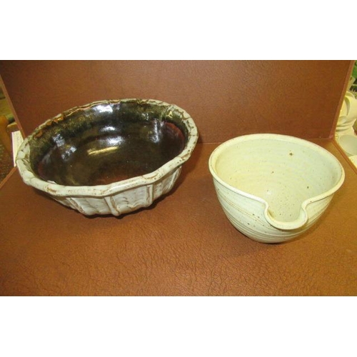 141 - TRAY OF STUDIO STONEWARE BOWLS