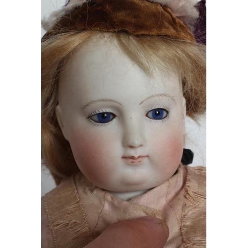 101 - A French bisque shoulder head doll, with blue glass fixed eyes, closed mouth, blond wig, jointed kid... 