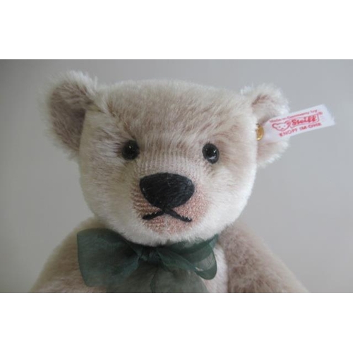 158 - A Steiff Perfekt bear, no. 00420, with certificate, ear button and tag, within perspex case