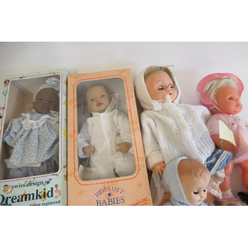 95 - A collection of vintage dolls, including two boxed Heidi Ott dolls, two Amanda Jane dolls, two tiny ... 