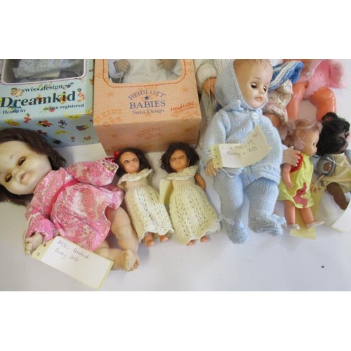 95 - A collection of vintage dolls, including two boxed Heidi Ott dolls, two Amanda Jane dolls, two tiny ... 