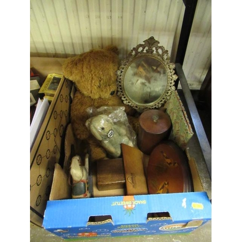 710 - BOX OF MISCELLANEOUS VINTAGE ITEMS