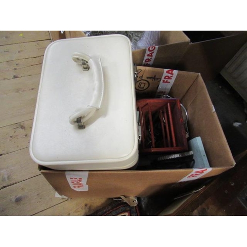 719 - BOX OF MISCELLANEOUS ITEMS