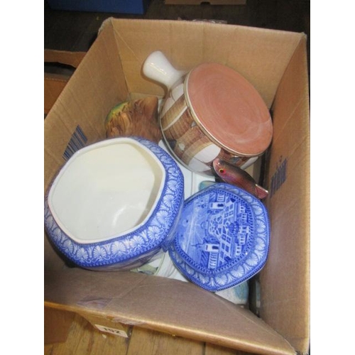 152 - BOX OF MIXED CERAMICS