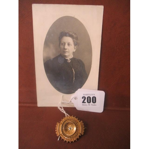 200 - 15CT GOLD CIRCULAR BROOCH WITH THE PHOTO OF ORIGINAL OWNER WEARING IT