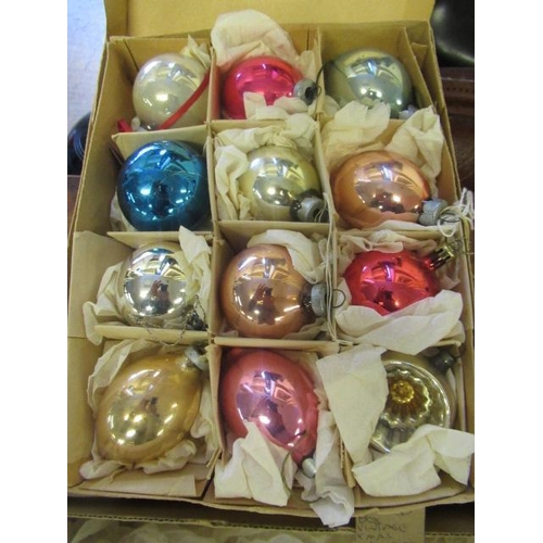 540 - BOX OF VINTAGE CHRISTMAS BAUBLES