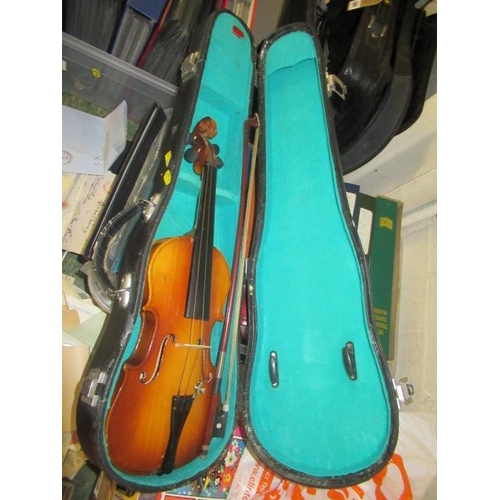 589 - CHILDS CASED VIOLIN