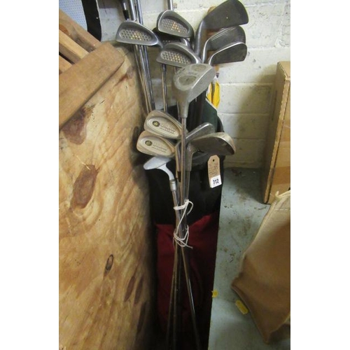 712 - GOLF BAG AND CLUBS