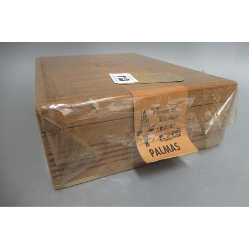 113 - A box of 50 House Of Windsor Palmas cigars