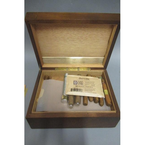 116 - A 1940s wooden humidor with Boveda 75, containing 25 Arawak Jamaican pre embargo coronas in box, 2 L... 