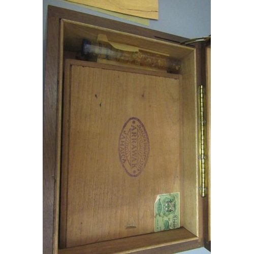 116 - A 1940s wooden humidor with Boveda 75, containing 25 Arawak Jamaican pre embargo coronas in box, 2 L... 