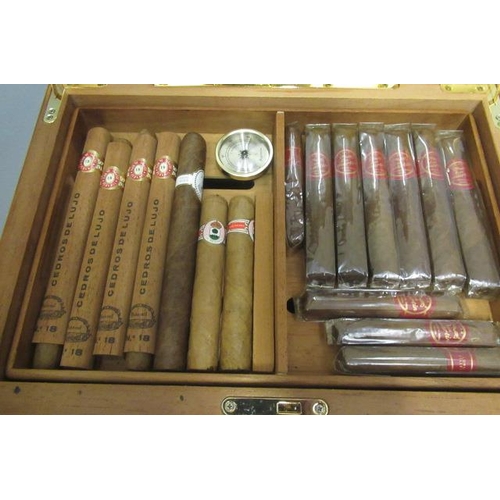 123 - A large glass topped humidor, with hygrometer and Boveda 75, containing 4 Cedras Delujo Penamil Flor... 