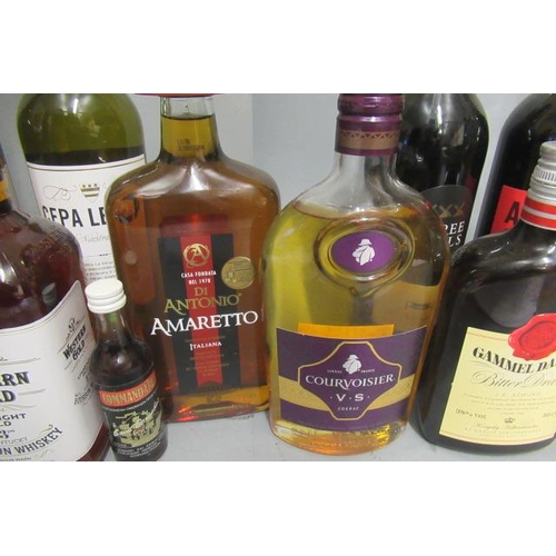 17 - A box of mixed alcohol, including Courvoisier VS cognac, Western Gold Bourbon, Amaretto, Fine Calved... 