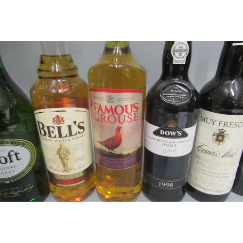 22 - 10 mixed bottles of spirits and liqueur, including Muy Fresco Sherry, 2 litre Croft original sherry,... 