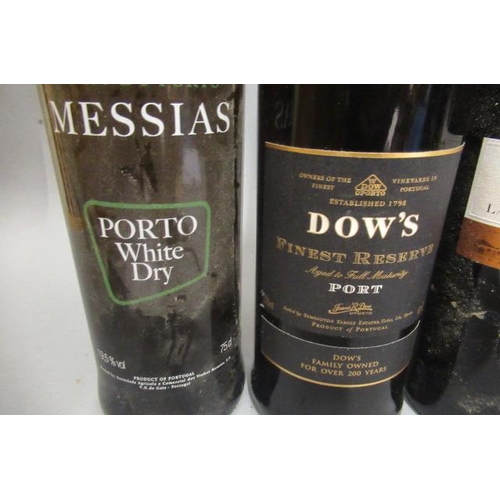 314 - Five bottles of Port, comprising 1 1994 Grahams LBV, 1 2009 Grahams LBV, 1 Dows Christmas port, 1 Do... 