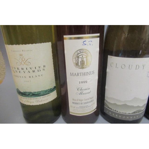 355 - 9 bottles of New World wine, comprising 3 bottles 1993 Delegats Hawkes Bay sauvignon blanc, 1 1995 C... 