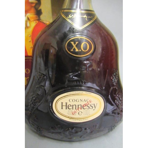 39 - 1 litre Hennessy XO cognac, boxed