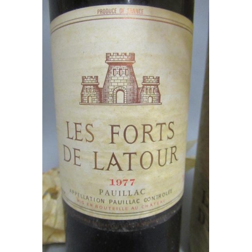 427 - 2 bottles Les Forts de Latour, 1977, pauillac