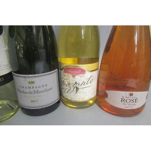 47 - 12 bottles comprising, 2 and 1 1/2 bottles Prosecco, 1 bottle Nicholas de Montbart champagne, 1 bott... 