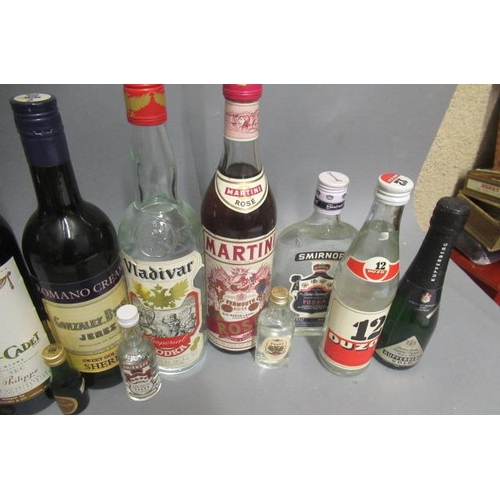 9 - 2 boxes of mixed alcohol, including 1 boxed Grand Marnier, 1 1985 Mouton Cadet, 1 vintage Bell's Ext... 