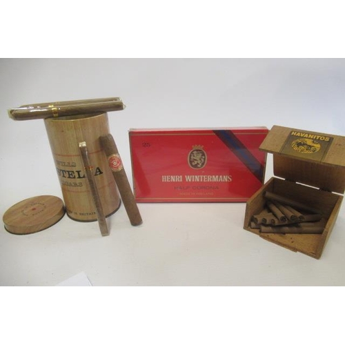 94 - A box of 25 Henri Wintermans half corona cigars, together with 10 Havanitos Cigarillos, 3 Wills Cast... 