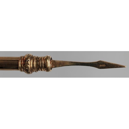 123 - A TELESCOPIC TOOTH-PICK, maker Sampson Mordan & Co., the pick stamped 9/375, issuing from an unmarke... 