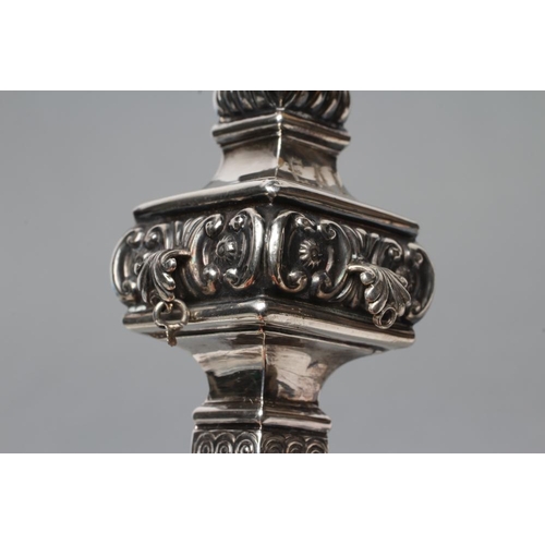 133 - AN EDWARDIAN SILVER RATTLE, maker Crisford & Norris, Birmingham 1907, of square baluster form stampe... 