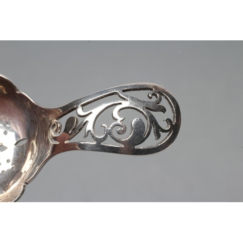 136 - A SILVER CADDY SPOON, maker's mark L Ltd., Birmingham 1920, the floriform bowl with eliptical pierci... 