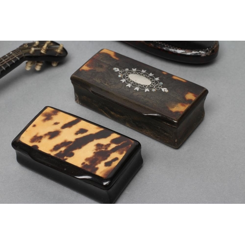 153 - A GEORGIAN TORTOISESHELL SPECTACLE CASE the applied plaque engraved JW, 5 1/2