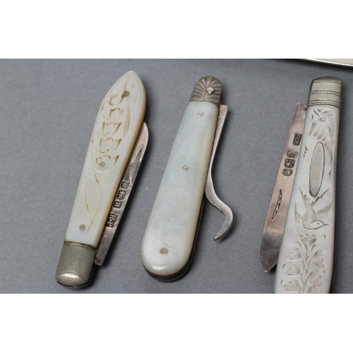 166 - A COLLECTION OF FIVE FOLDING FRUIT KNIVES all with silver blades and mother of pearl handles, variou... 