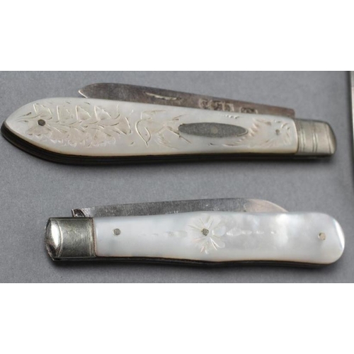 166 - A COLLECTION OF FIVE FOLDING FRUIT KNIVES all with silver blades and mother of pearl handles, variou... 