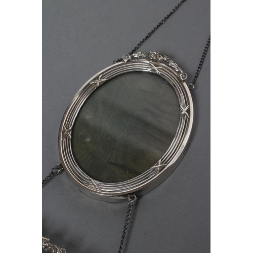 178 - AN EDWARDIAN HANGING DOUBLE OVAL PHOTOGRAPH FRAME, maker William Comyns, London 1907, the reeded rib... 