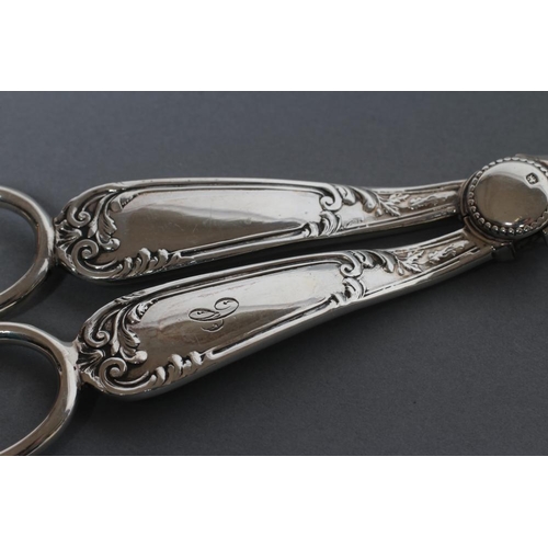 190 - A PAIR OF GRAPE SCISSORS, maker Sibray, Hall & Co Ltd (Charles Clement Pilling), Sheffield 1928, wit... 