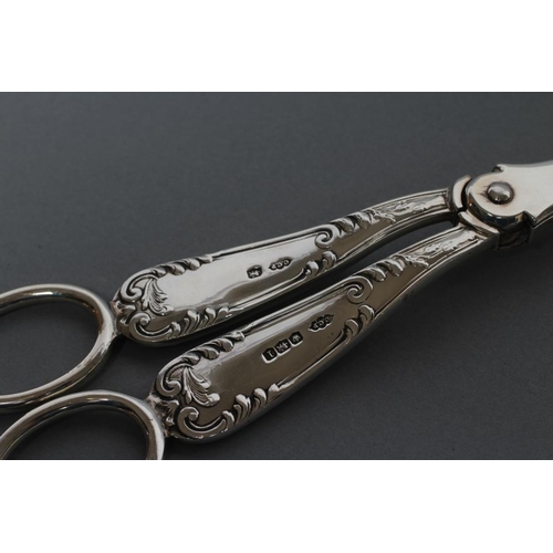 190 - A PAIR OF GRAPE SCISSORS, maker Sibray, Hall & Co Ltd (Charles Clement Pilling), Sheffield 1928, wit... 