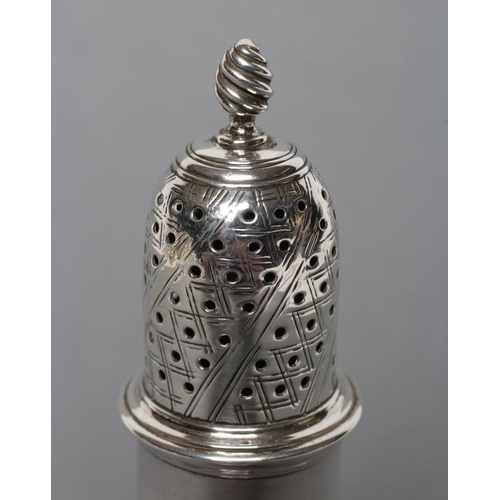 203 - AN EARLY GEORGE III PEPPERETTE, maker's mark *IW (Grimwade's unattributed) of plain vase form with w... 