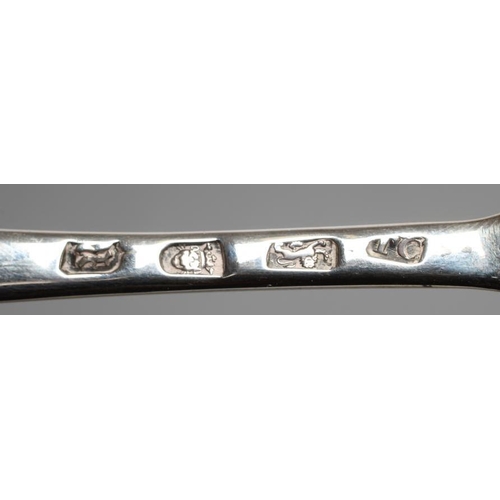 270 - A GEORGE III MARROW SCOOP, maker probably Thomas Chawner, London 1772, of typical form, 8 1/4