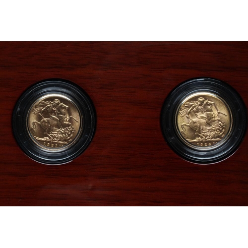 331 - PLATINUM WEDDING TWO COIN BIRTH YEAR SOVEREIGN SET, 1921 and 1926, in perspex capsules with certific... 