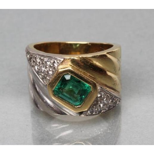 364 - AN EMERALD COCKTAIL RING, the facet cut square emerald collet set in yellow gold between two panels ... 