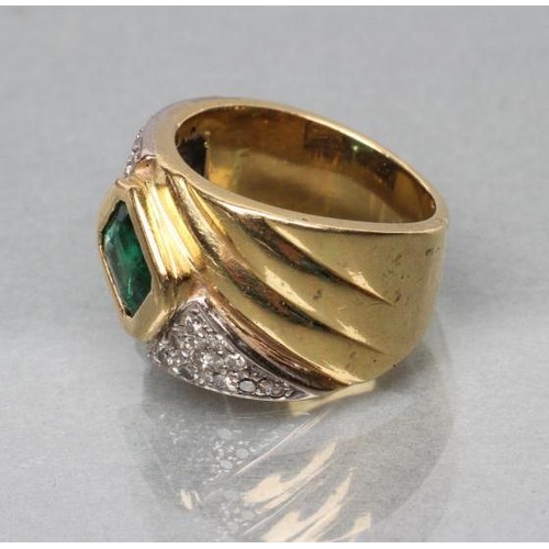 364 - AN EMERALD COCKTAIL RING, the facet cut square emerald collet set in yellow gold between two panels ... 