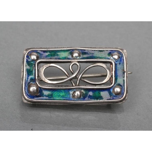 368 - AN ARTS AND CRAFTS BROOCH, the open oblong panel with blue/green enamelling and plain bosses enclosi... 