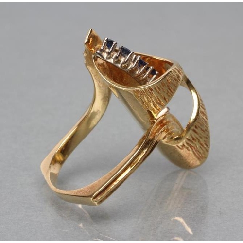 391 - A MODERN 18CT GOLD COCKTAIL RING, the asymmetric reeded and brushed bark effect open scrolling panel... 