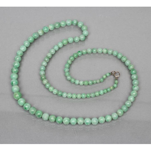 398 - A STRING OF POLISHED GRADUATING JADE BEADS, 19