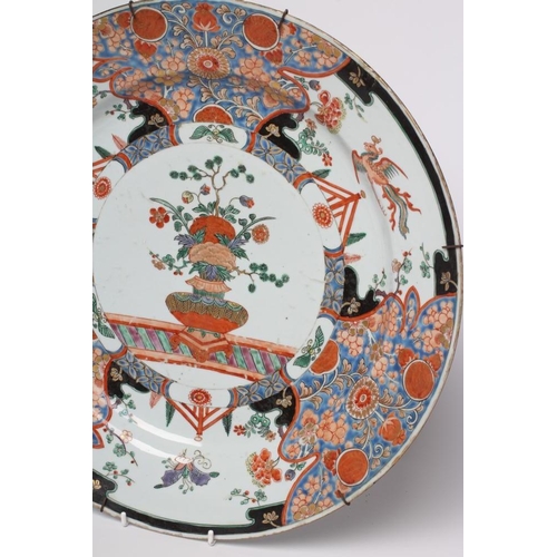 4 - A CHINESE PORCELAIN CHARGER of plain circular form, painted in famille verte enamels with a central ... 