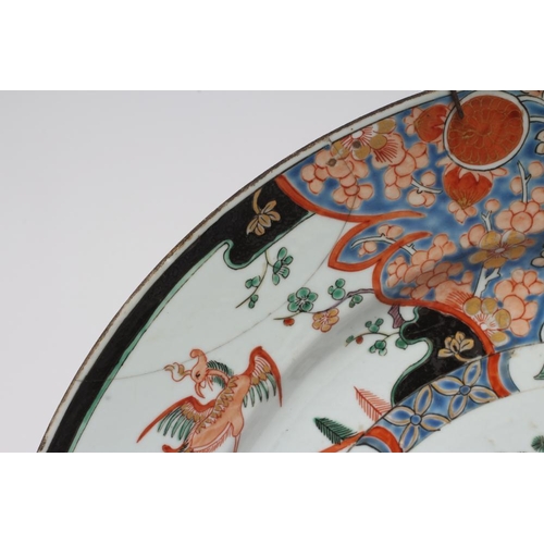 4 - A CHINESE PORCELAIN CHARGER of plain circular form, painted in famille verte enamels with a central ... 