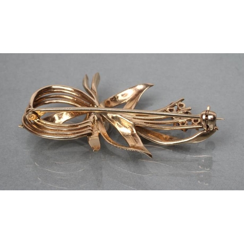 410 - A 9CT GOLD SAPPHIRE AND PEARL LEAF BROOCH of abstract form, Birmingham 1968 (Est. plus 21% premium i... 