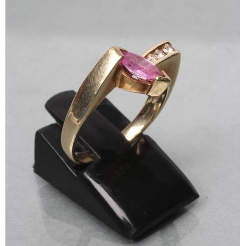 423 - A PINK SAPPHIRE AND DIAMOND ANGULAR CROSSOVER RING, the marquise cut sapphire beside four graduated ... 